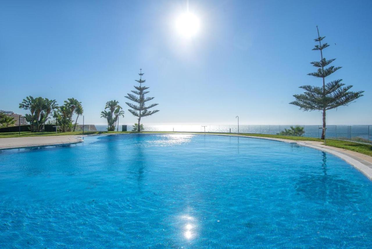 Beach And Pool Holidays At The Grand Coloso Бенальмадена Экстерьер фото
